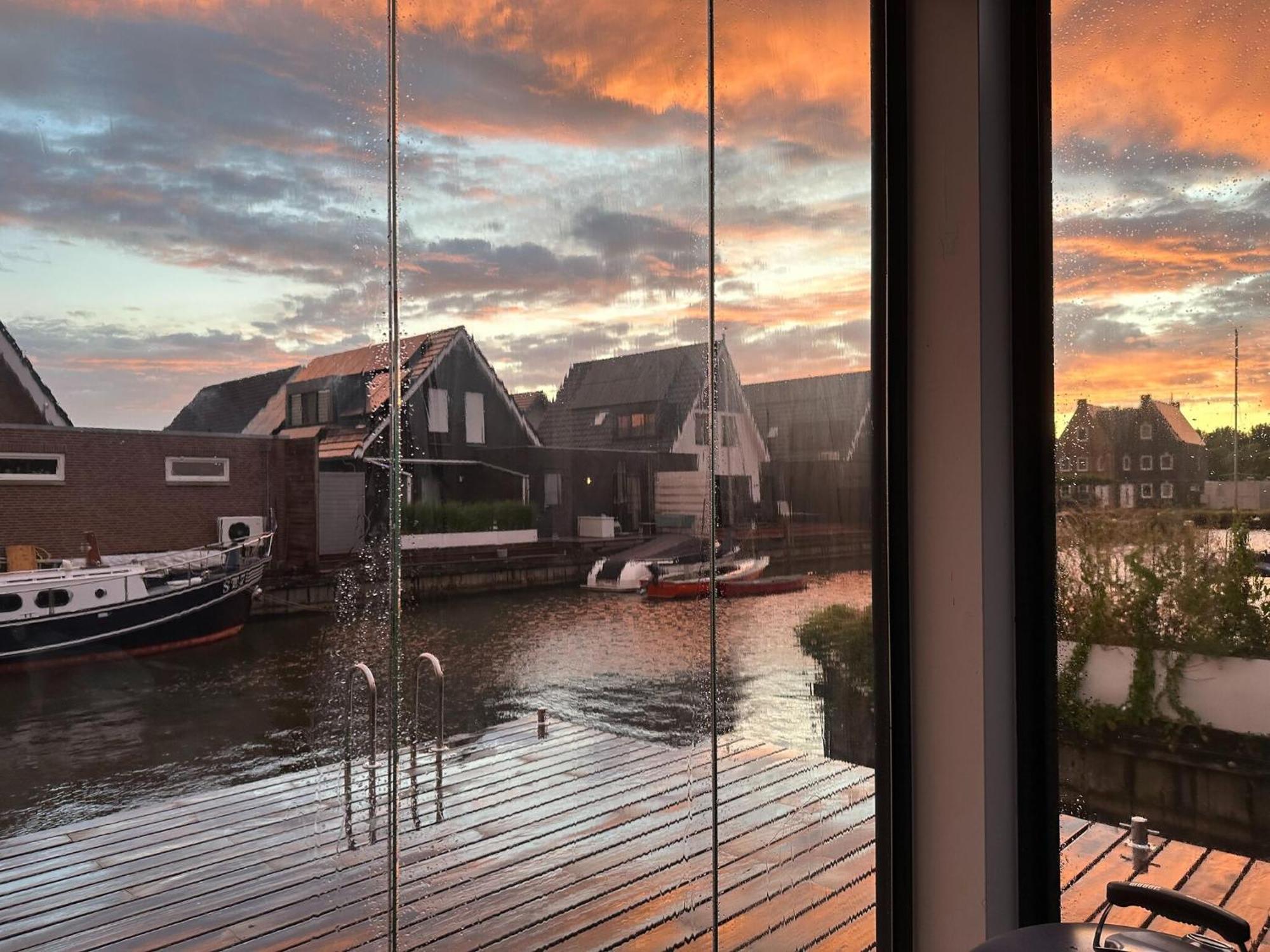 Peaceful Villa On The Water In Stavoren Exteriér fotografie